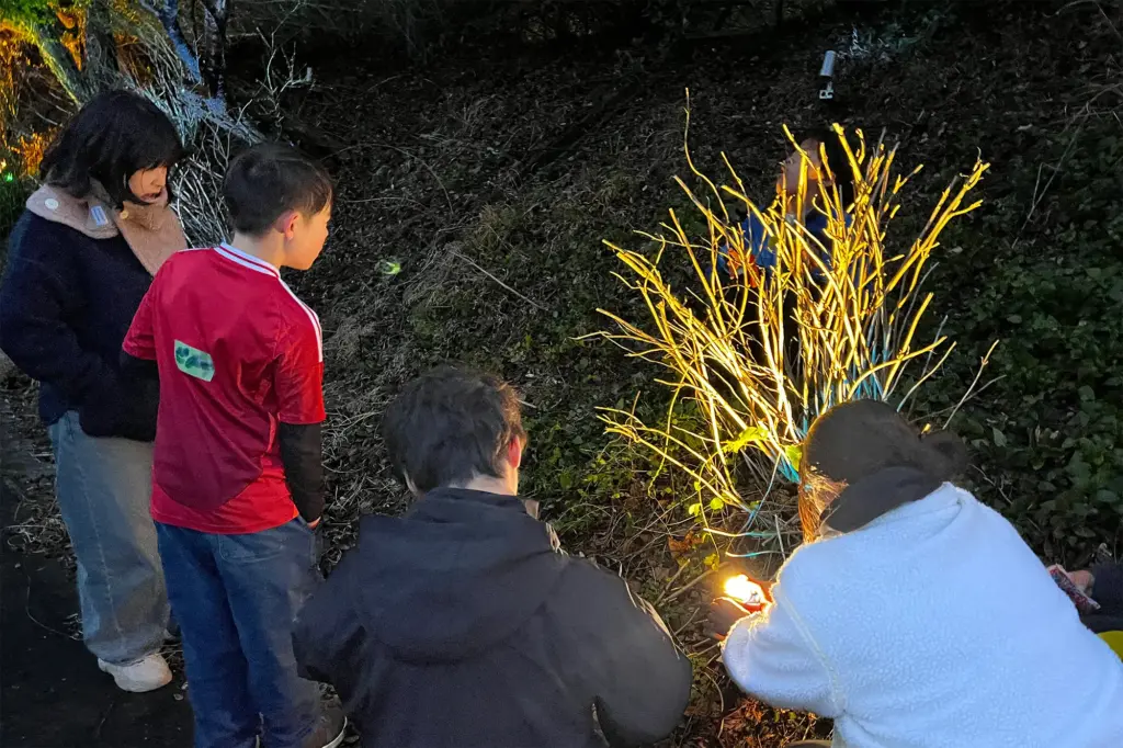 3年生の皆さんと一緒に設営を行うデジテック社員の様子②